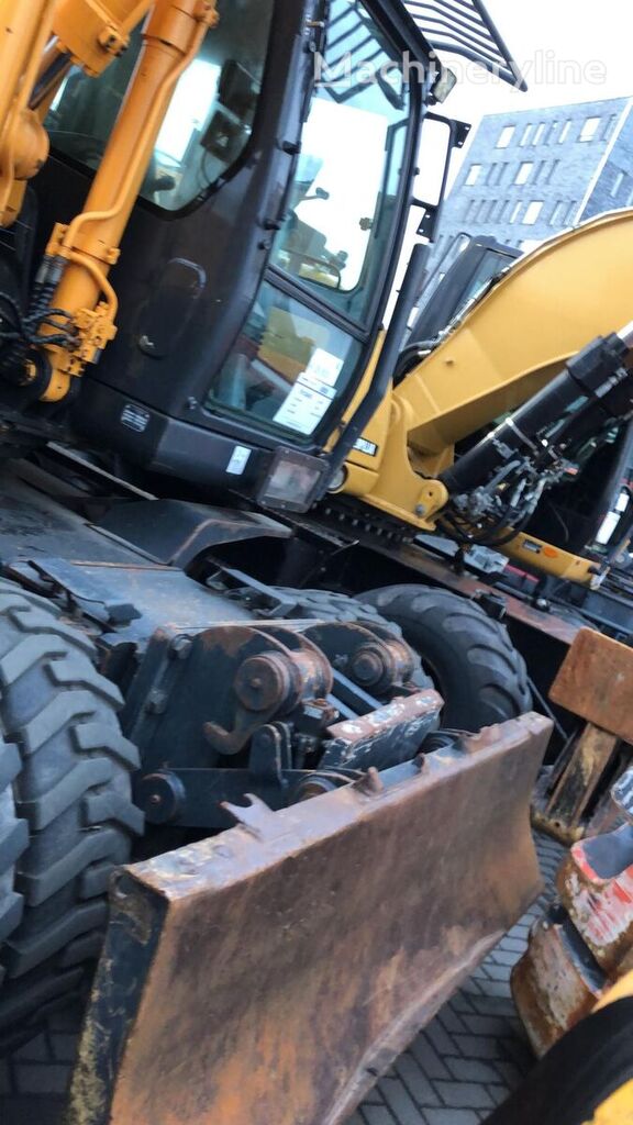 escavatore gommato Volvo